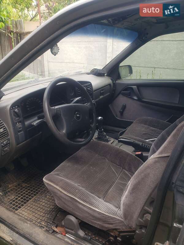 Седан Opel Omega 1988 в Києві