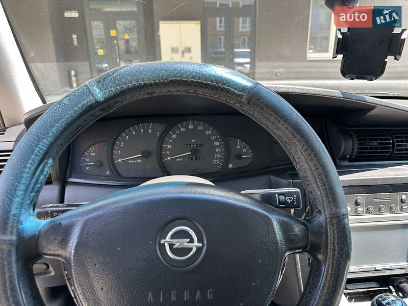 Седан Opel Omega 2001 в Чернівцях