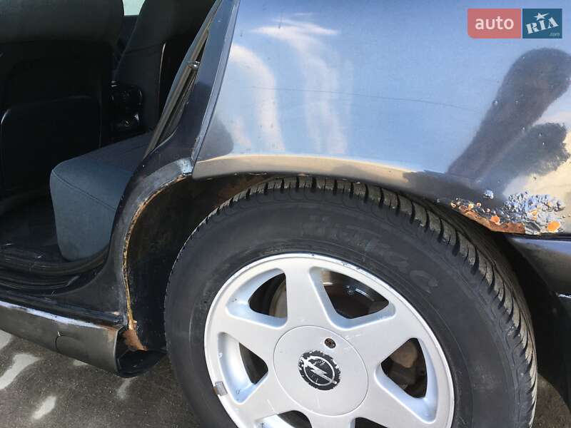 Седан Opel Omega 1998 в Львове