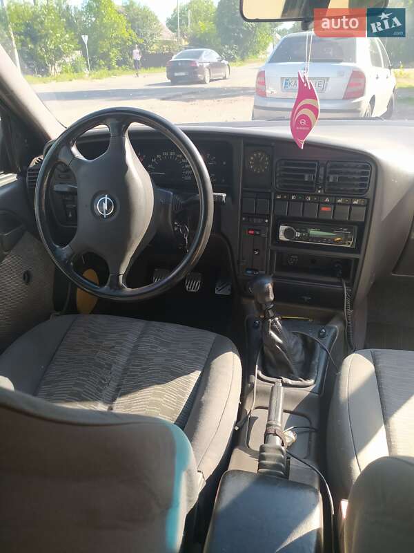 Седан Opel Omega 1989 в Бородянке