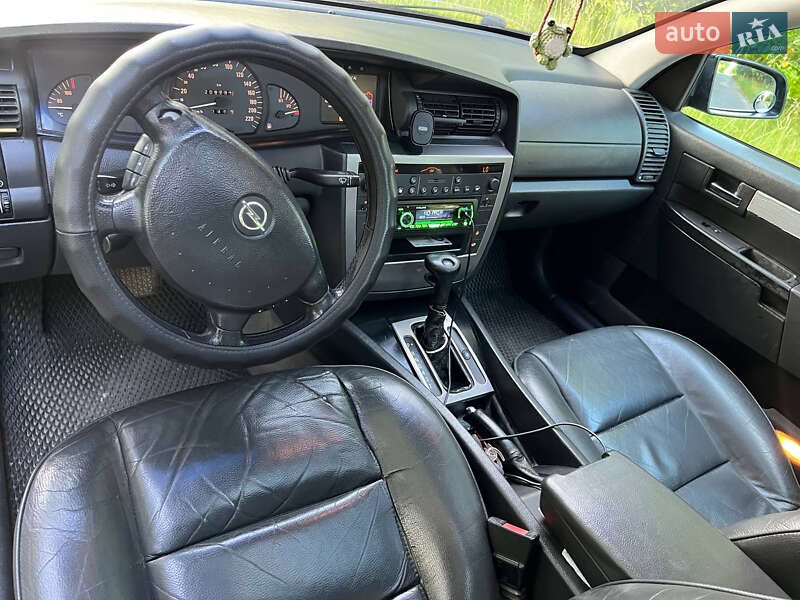 Седан Opel Omega 2003 в Вараше
