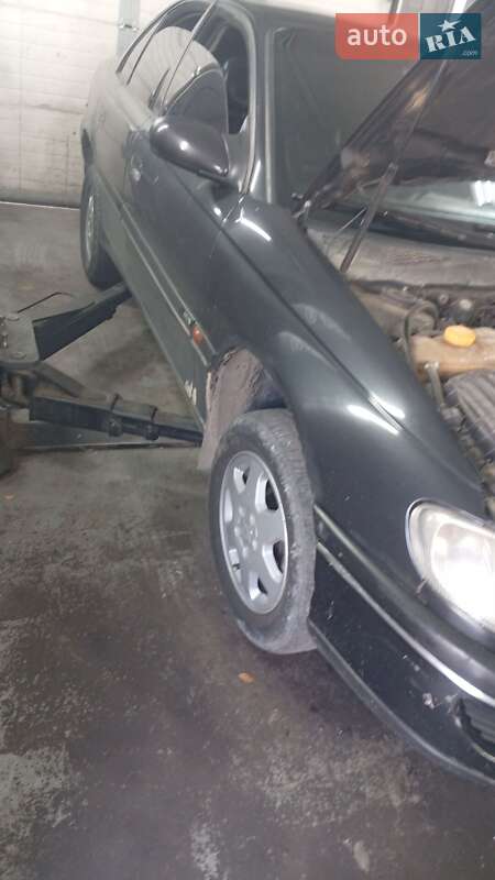 Седан Opel Omega 1996 в Черновцах