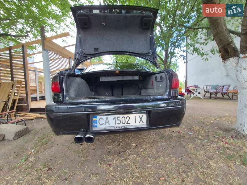 Седан Opel Omega 2002 в Смеле