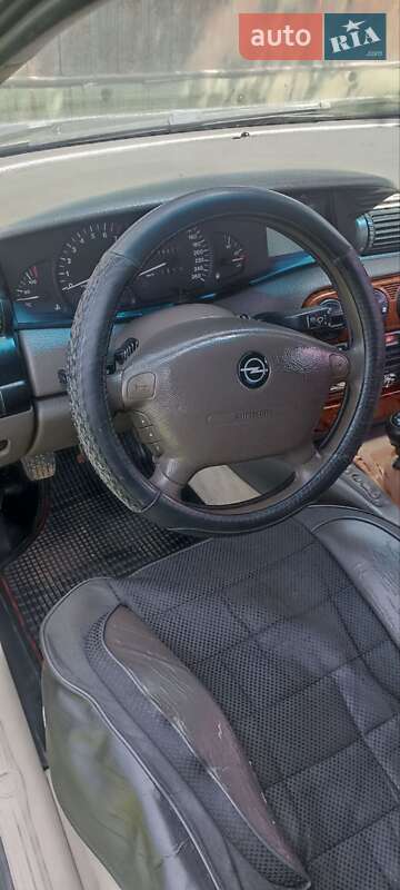 Седан Opel Omega 1999 в Верховине