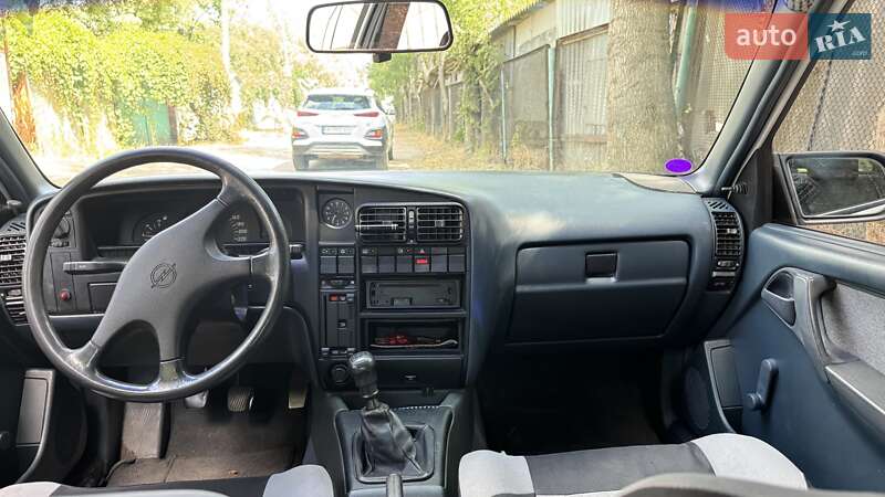 Седан Opel Omega 1988 в Одессе