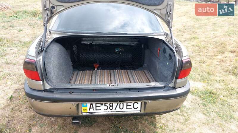 Седан Opel Omega 1998 в Днепре
