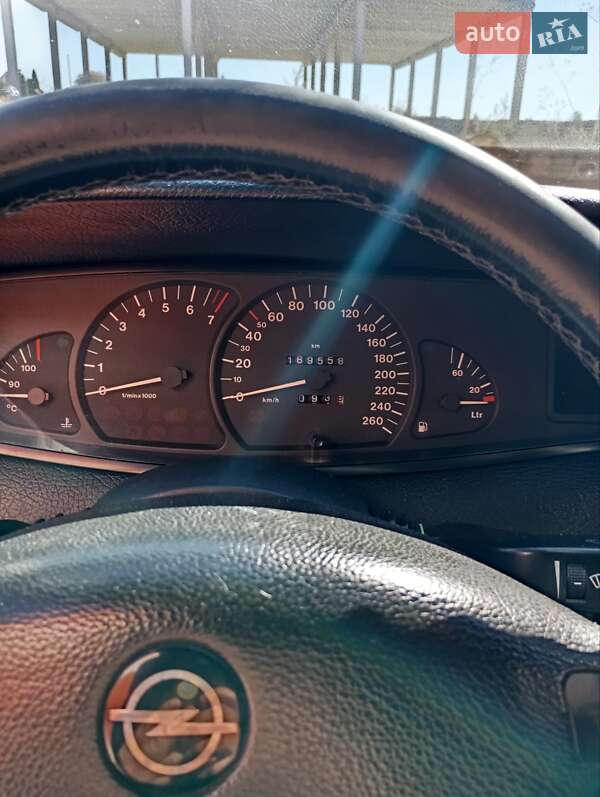 Седан Opel Omega 1998 в Гайсину
