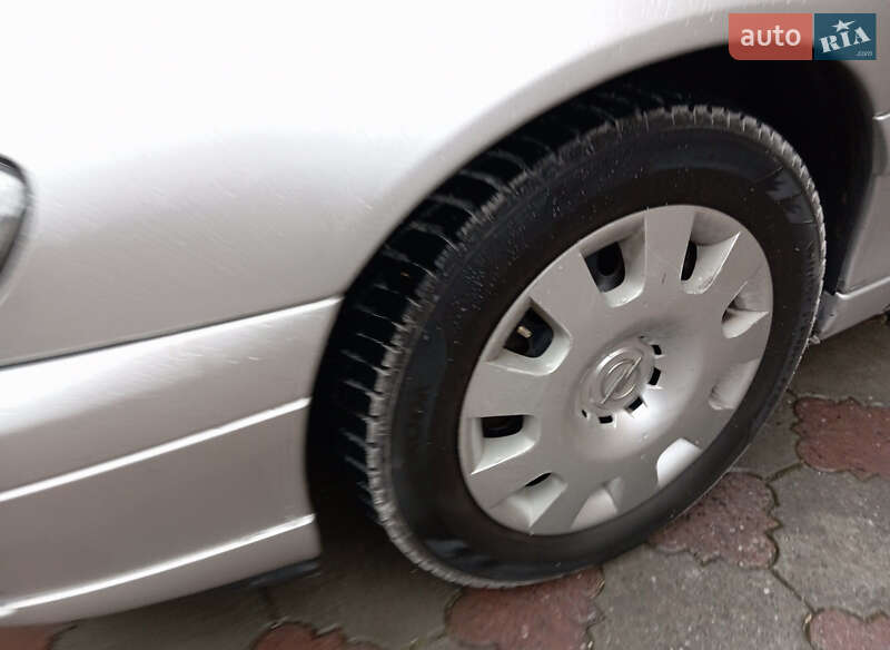 Седан Opel Omega 2003 в Волочиске