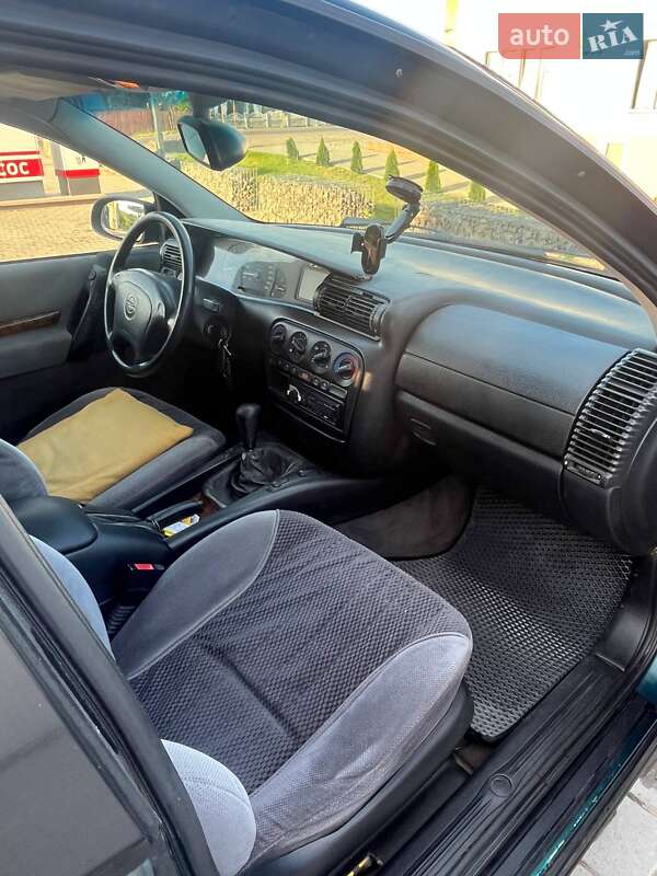 Седан Opel Omega 1994 в Снятине