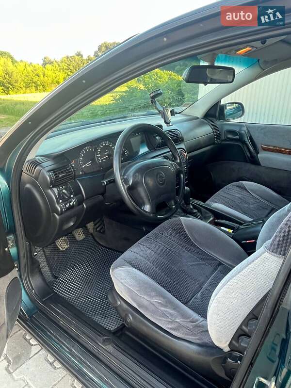 Седан Opel Omega 1994 в Снятине