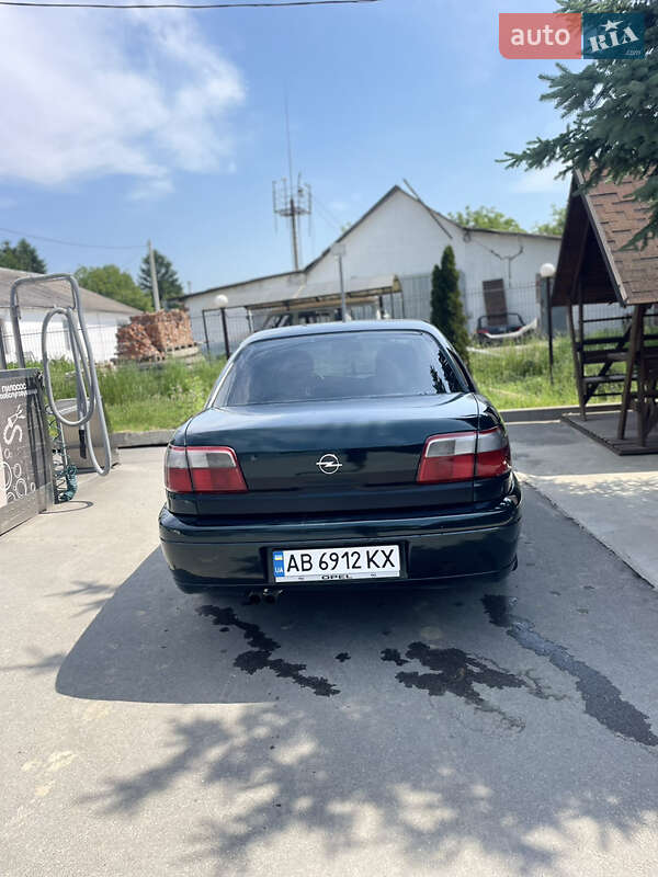 Седан Opel Omega 2003 в Баре