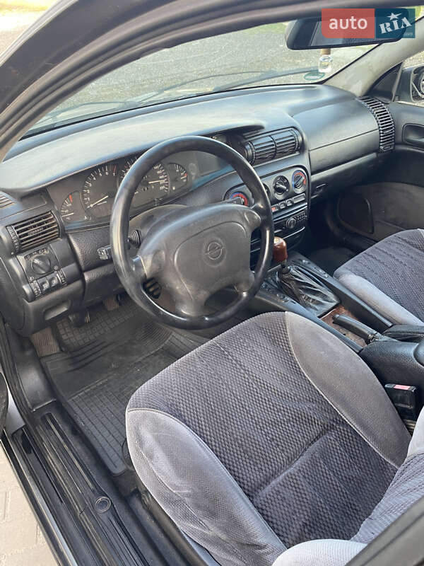 Седан Opel Omega 1995 в Вараше