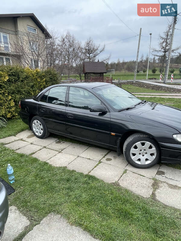 Седан Opel Omega 2000 в Львове