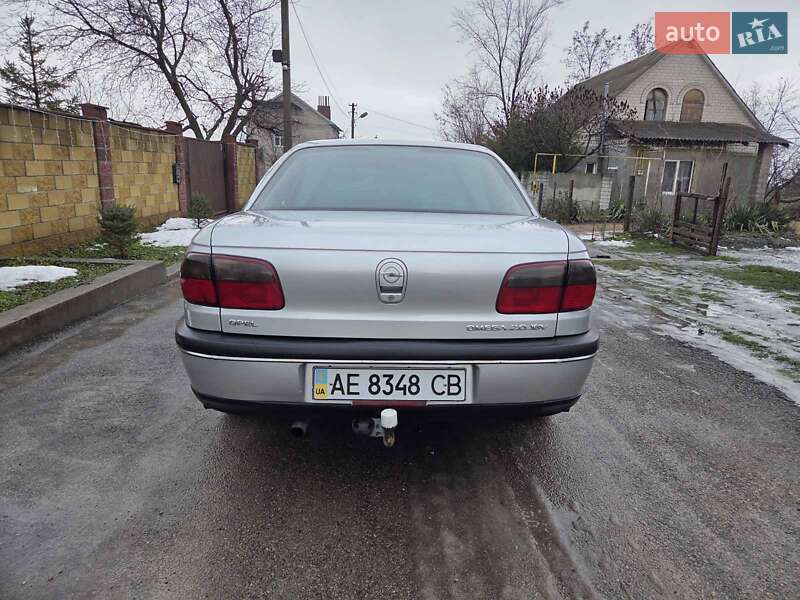 Седан Opel Omega 1998 в Каменском