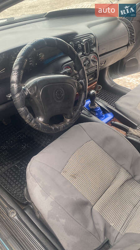 Седан Opel Omega 1995 в Черновцах