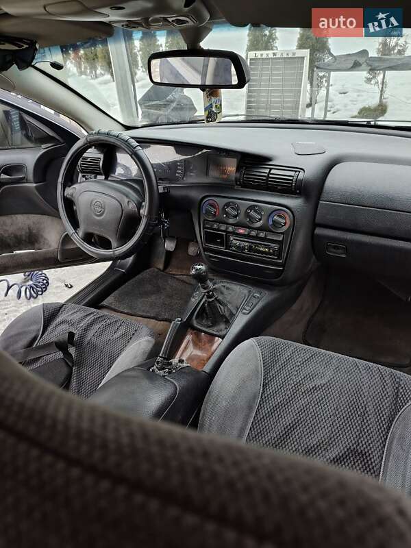 Седан Opel Omega 1995 в Львове