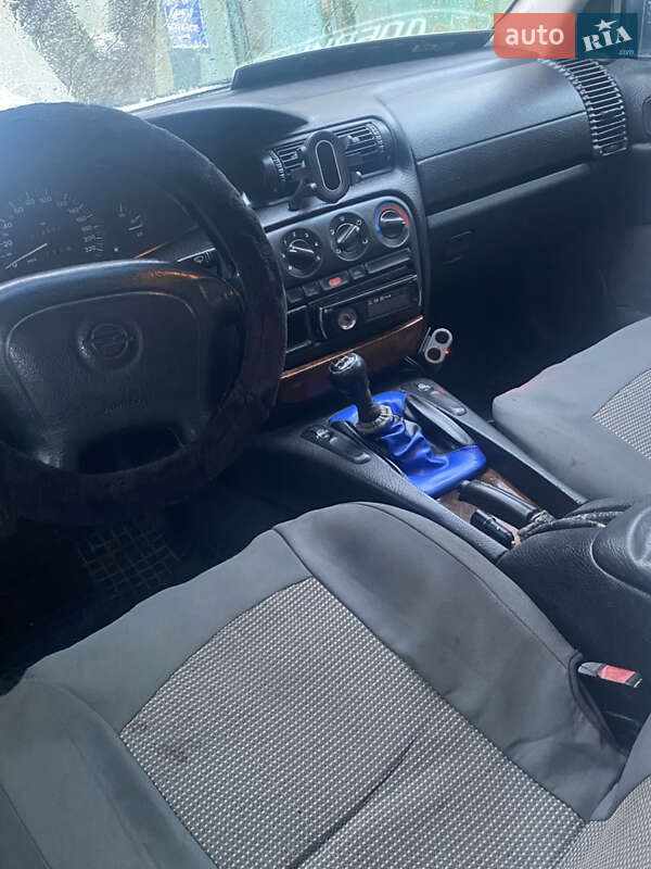 Седан Opel Omega 1995 в Черновцах
