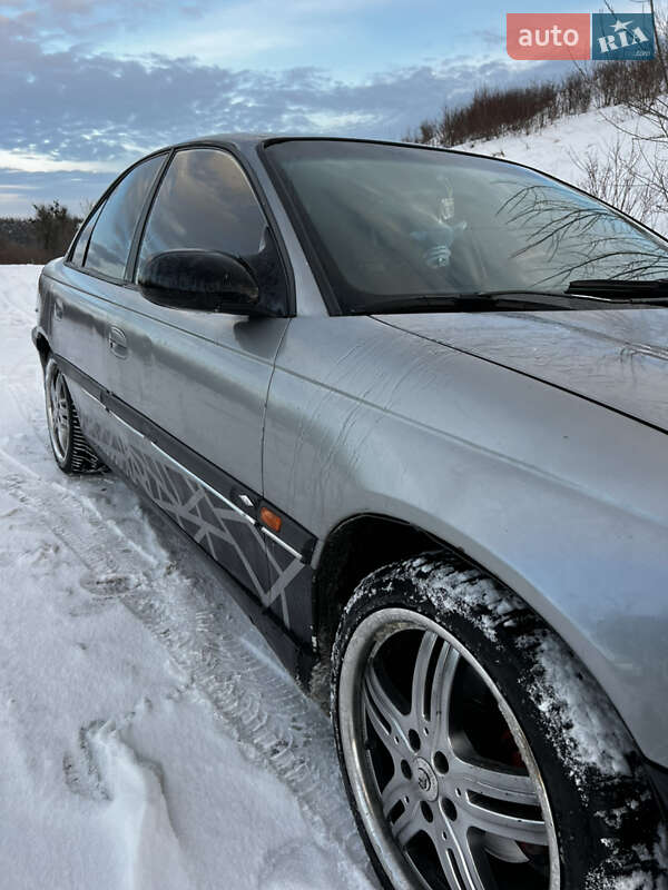 Седан Opel Omega 1995 в Бродах
