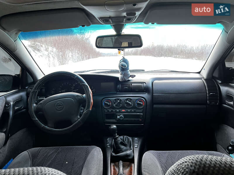 Седан Opel Omega 1995 в Бродах