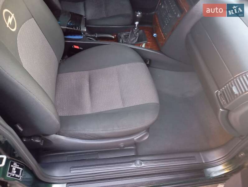 Седан Opel Omega 2003 в Дубно