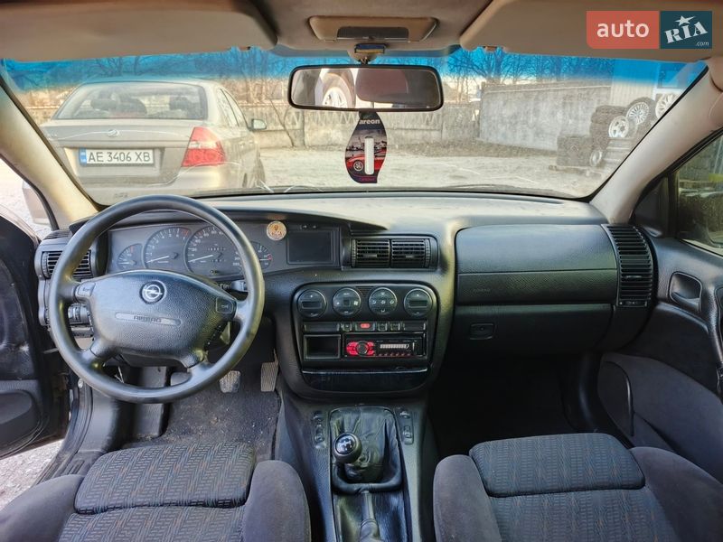 Седан Opel Omega 1999 в Перещепине