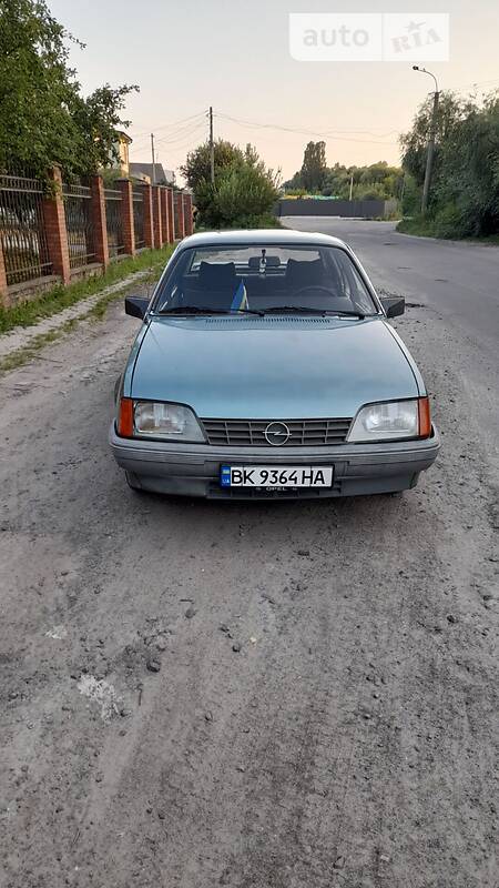 Седан Opel Rekord 1986 в Ровно