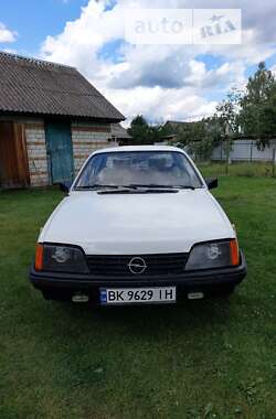 Седан Opel Rekord 1983 в Ровно