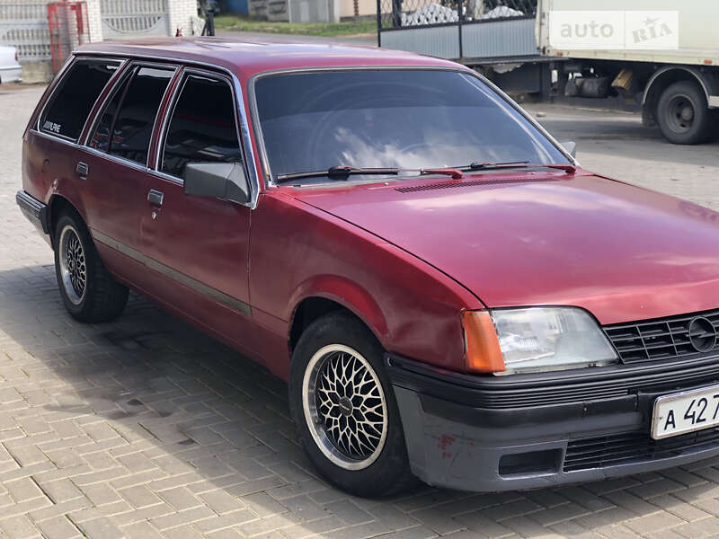 Универсал Opel Rekord 1985 в Хотине