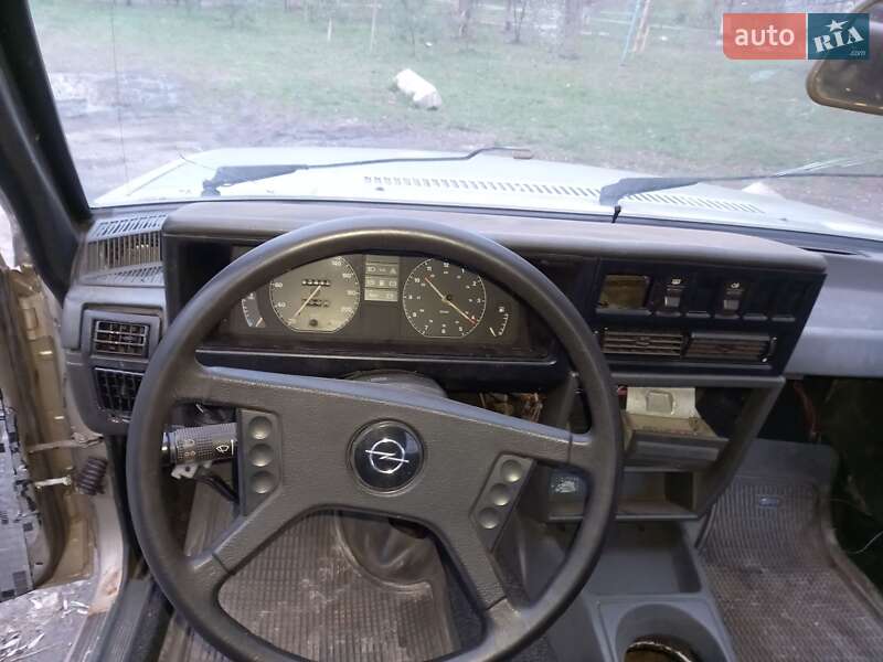 Седан Opel Rekord 1986 в Полтаві