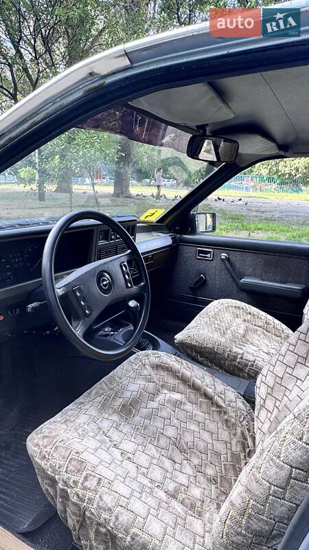 Седан Opel Rekord 1985 в Харкові