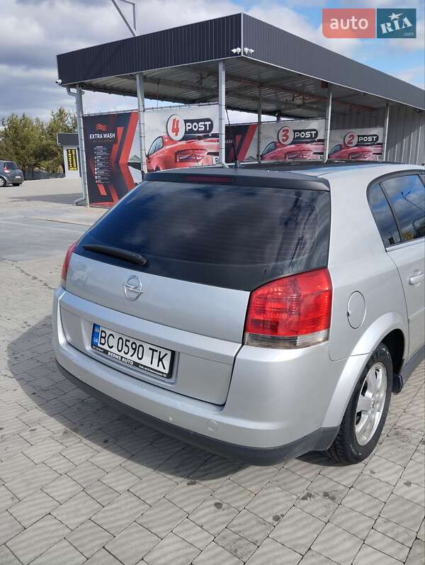 Хэтчбек Opel Signum 2003 в Мостиске