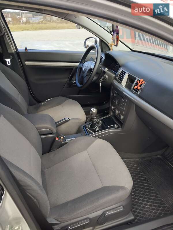 Хэтчбек Opel Signum 2003 в Мостиске