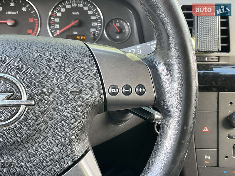 Хэтчбек Opel Signum 2004 в Киеве