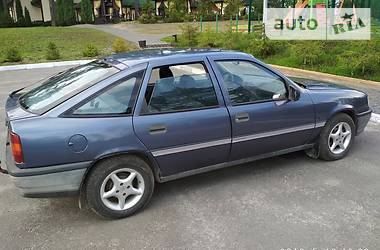 Хэтчбек Opel Vectra 1989 в Рокитном