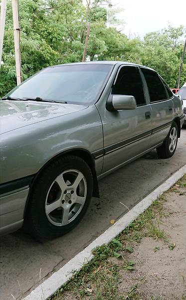 Седан Opel Vectra 1990 в Каневі