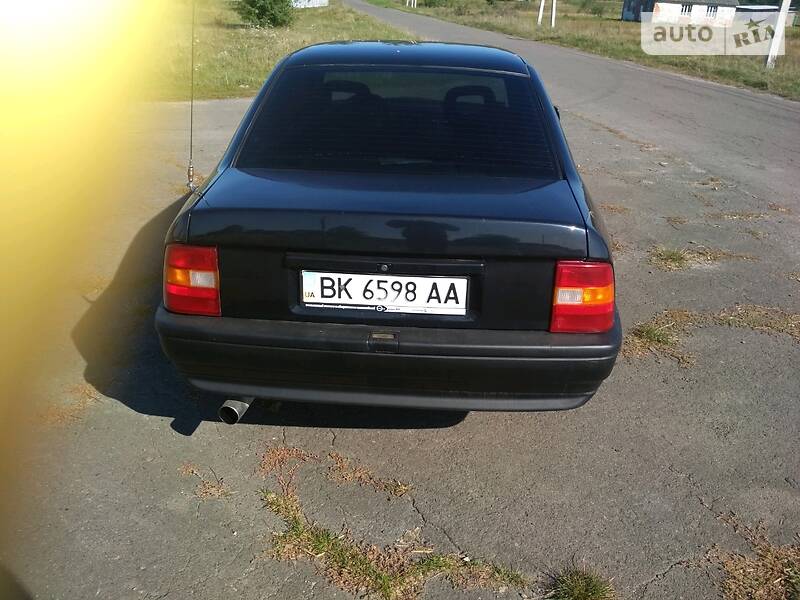 Седан Opel Vectra 1990 в Вараше