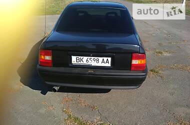 Седан Opel Vectra 1990 в Вараші