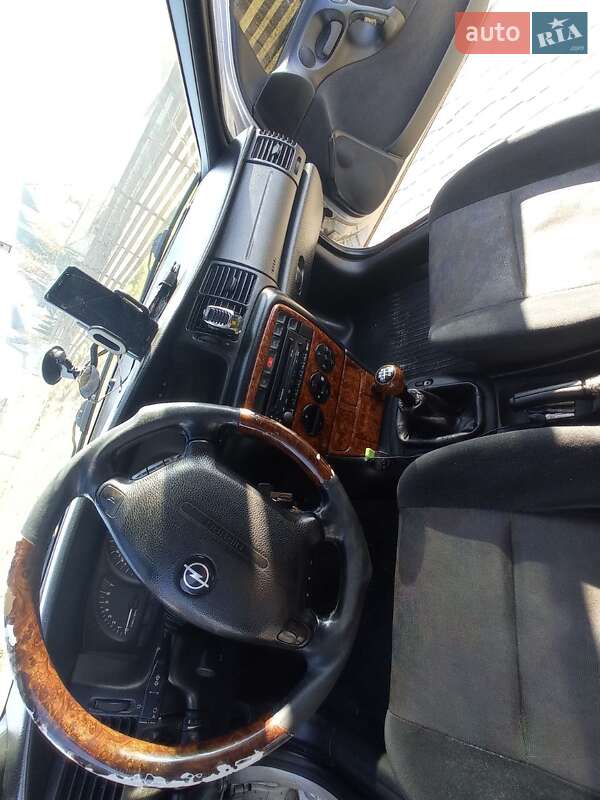 Седан Opel Vectra 1998 в Самборі