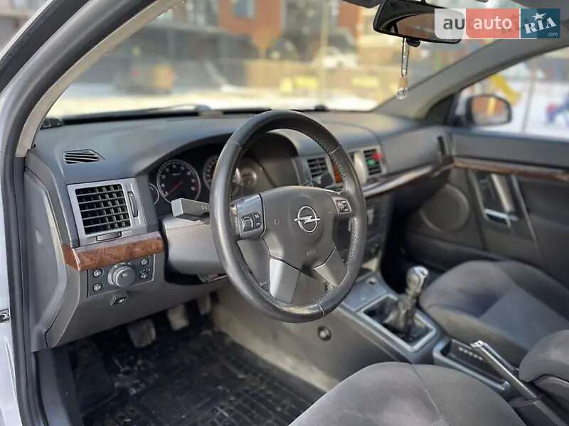 Седан Opel Vectra 2004 в Ивано-Франковске