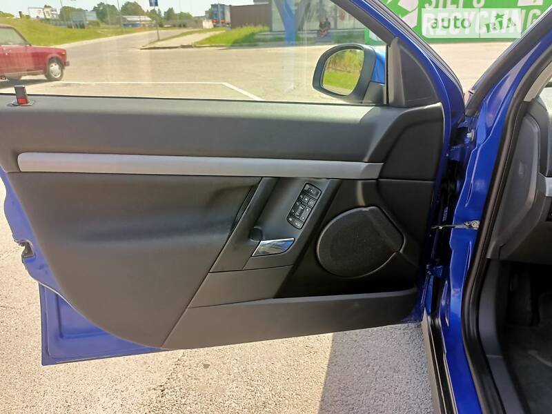 Седан Opel Vectra 2004 в Львові