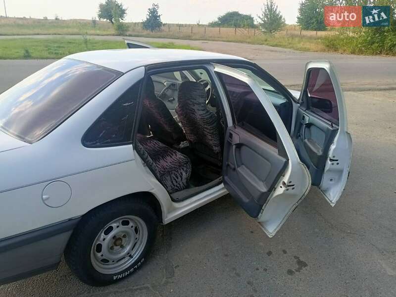Седан Opel Vectra 1989 в Умані