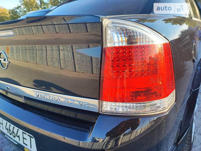 Седан Opel Vectra 2004 в Одесі