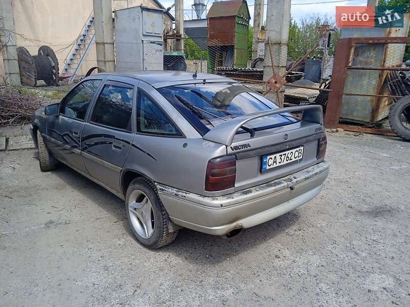 Ліфтбек Opel Vectra 1992 в Тальному фото 4 Ліфтбек Opel Vectra 1992 в Тальному