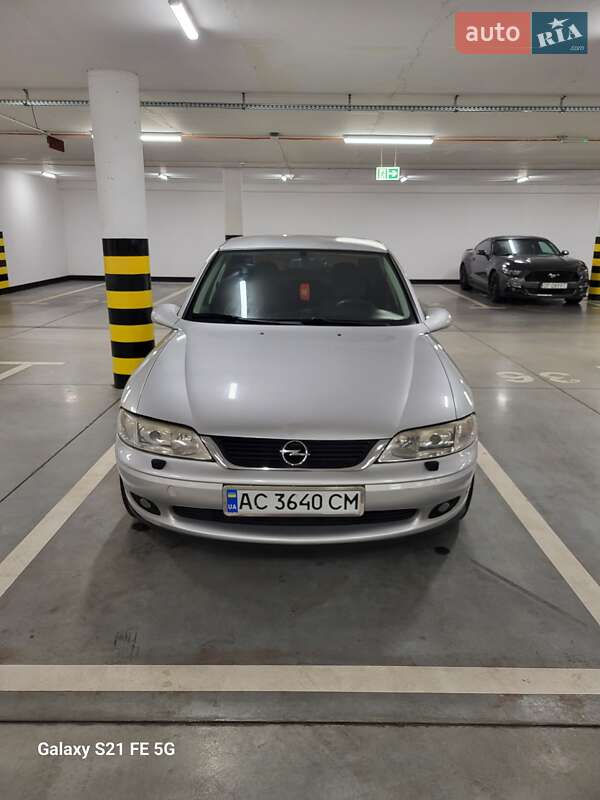 Седан Opel Vectra 2002 в Любомлі