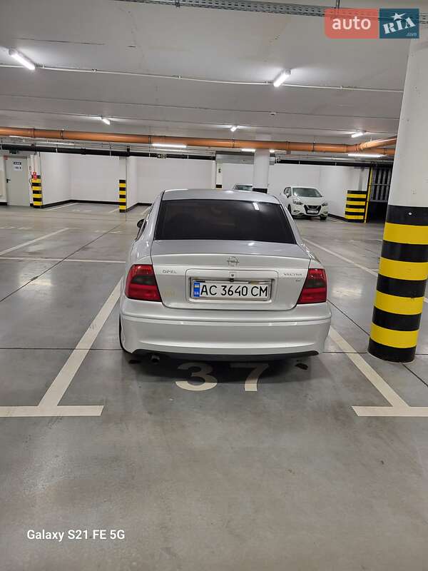 Седан Opel Vectra 2002 в Любомлі