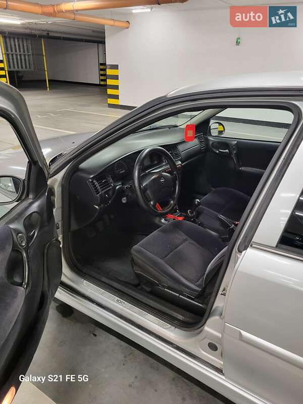 Седан Opel Vectra 2002 в Любомлі