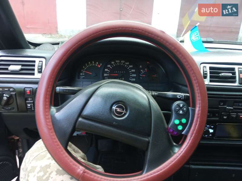 Седан Opel Vectra 1993 в Зборові