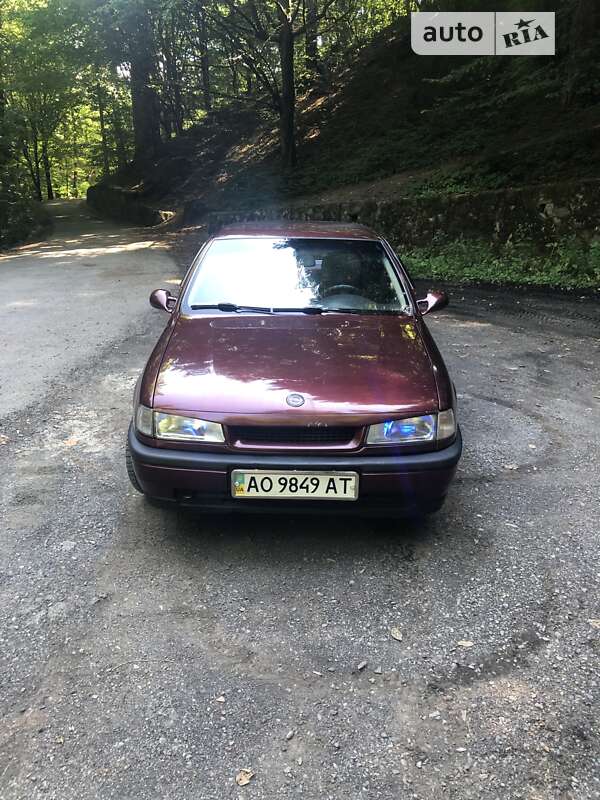 Лифтбек Opel Vectra 1989 в Рахове