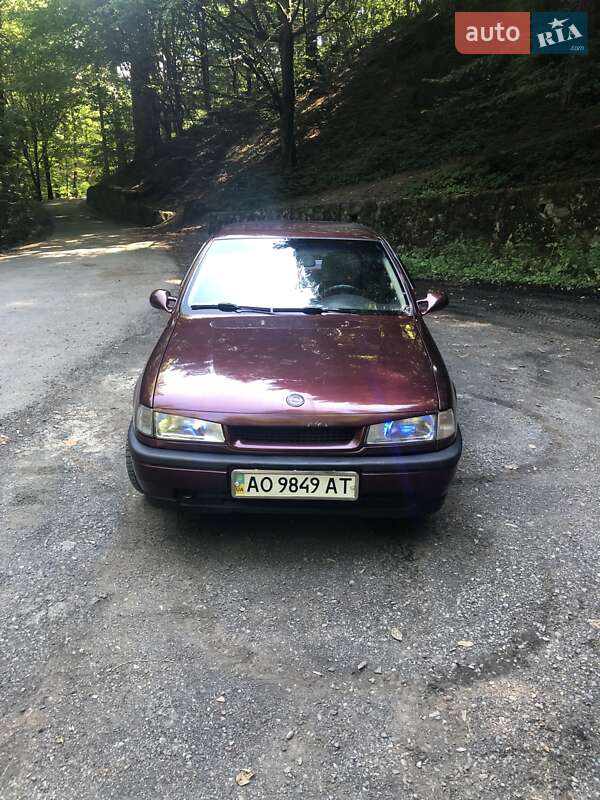 Лифтбек Opel Vectra 1989 в Рахове фото Лифтбек Opel Vectra 1989 в Рахове