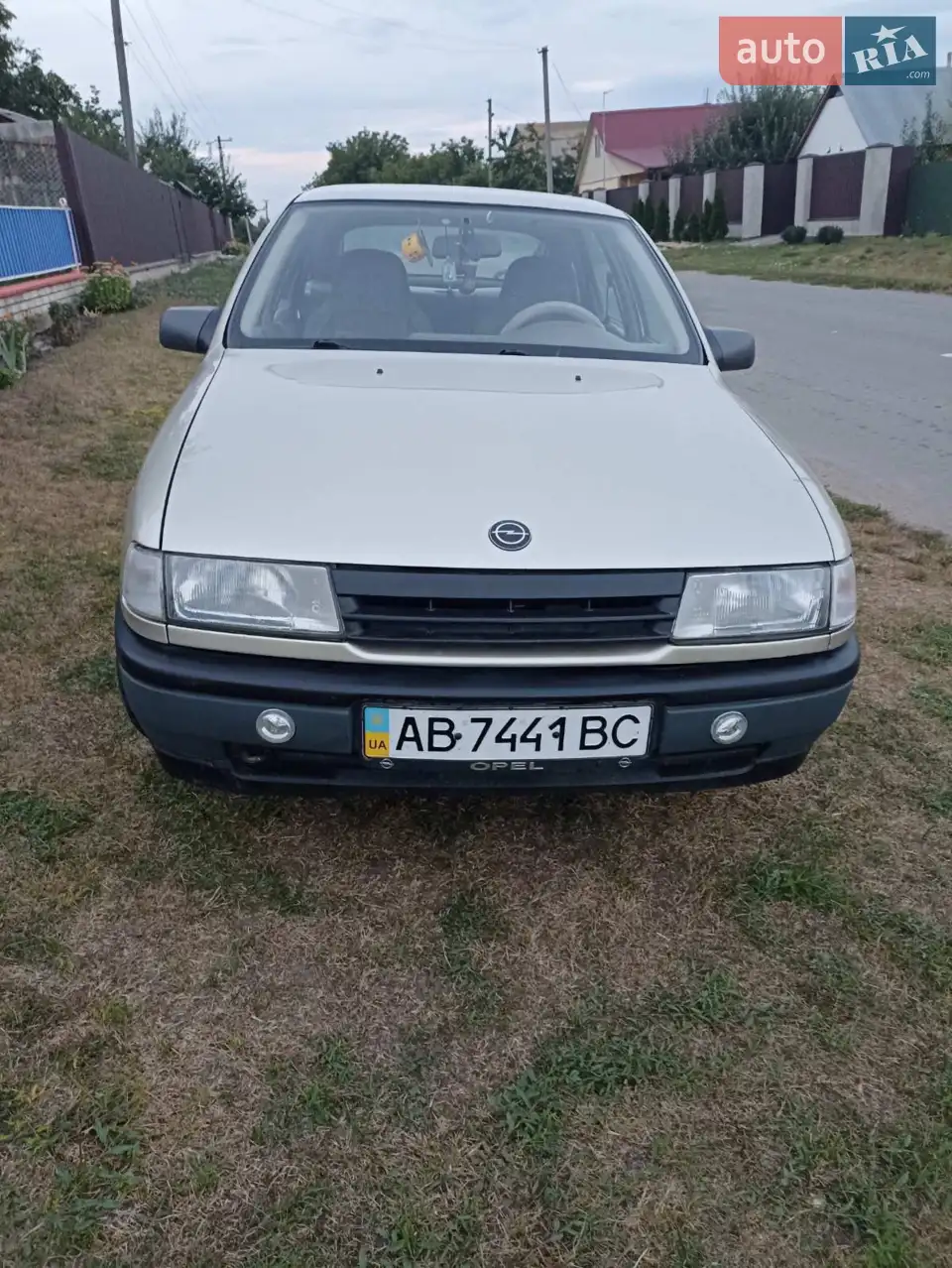 Продаю Opel Vectra 1.6 механіка, 1989 року, пробіг 350 тисяч. Машина в дуже хорошому стані для своїх років, повністю обслугована і готова до їзди.

За останній час було проведено велике обслуговування:
Замінено передні та задні гальмівні диски та колодки.
встановлено нові передні та задні пружини
Встановлено новий ремінь ГРМ і нова помпа.
Повністю замінено всі фільтри.

По колесах: стоять диски R15 на добрій зимовій гумі, стан хороший.
Машина була в одних руках 14 років, доглянута, завжди обслуговувалась вчасно. Жодних вкладень не потребує — сів і поїхав. Відмінний варіант як надійний автомобіль на кожен день.